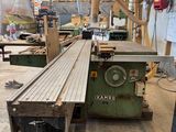 une grande machine installée dans un bâtiment