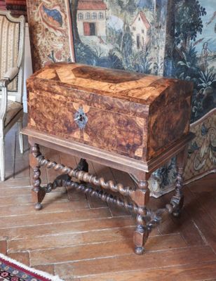 une petite boîte en bois posée sur une table dans une pièce