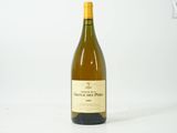 une bouteille de vin posée sur une table