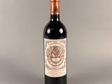 une bouteille de vin posée sur une table