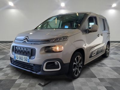 La nouvelle camionnette Citroën est garée sur un sol à damier.