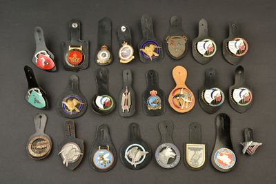 de nombreux types de badges différents sur un fond noir