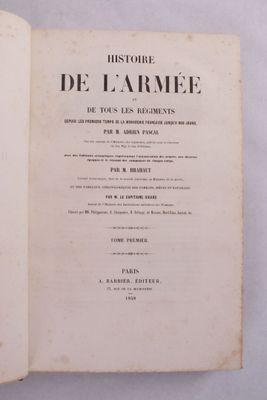 un livre ouvert sur une table blanche avec une photo en noir et blanc