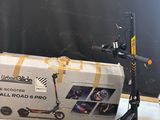 un scooter posé par terre à côté d'un carton