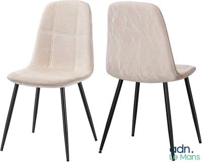 une paire de fauteuils rembourrés beiges aux pieds noirs, sur fond blanc