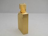 un briquet en or posé sur une table