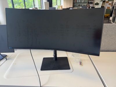 une image représentant un écran d'ordinateur posé sur un bureau