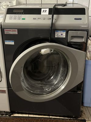 une machine à laver et un sèche-linge dans des sanitaires publics