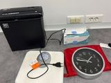 une table sur laquelle se trouvent une horloge et d'autres objets