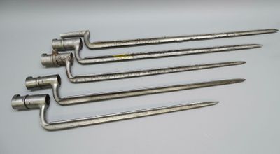 six tailles différentes de clous sont alignées sur une surface blanche