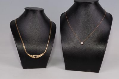 deux mannequins noirs portant des chaînes en or et un diamant blanc