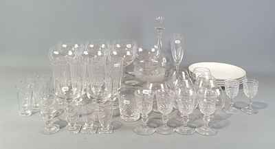 beaucoup de verres à vin et un saladier sur la table