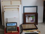 beaucoup d'objets posés sur le sol