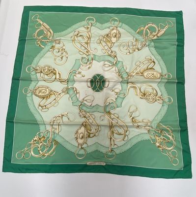 a picture of a green and gold scarf with a picture of a horse on it
