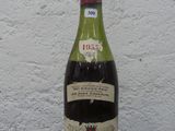 une bouteille de vin posée sur une table