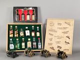 des bouteilles d'alcool dans une caisse en bois et un cadre photo posés sur une table