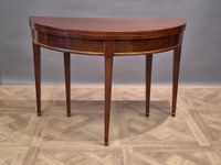Table demi-lune en acajou et placage d'acajou, la ceinture s…