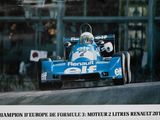une photo d'une voiture de course bleue roulant dans la rue