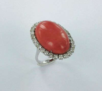 une bague ovale en corail et diamants