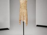 une photo d'une robe posée sur un mannequin dans une pièce