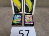 Deux iPhones sont posés l'un à côté de l'autre sur une table