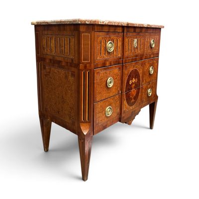une image d'une commode en bois avec un plateau en marbre