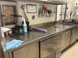 une cuisine avec des plans de travail et des placards en inox