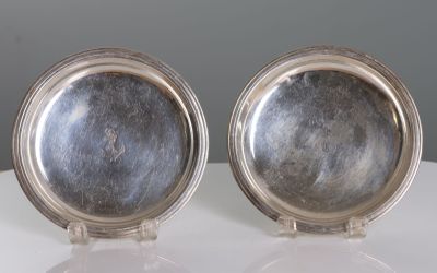 CHRISTOFLE. Paire de dessous de bouteille en métal argenté m…