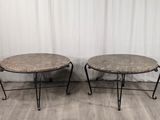paire de tables rondes à plateau en marbre et pieds en fer