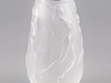 une image représentant un vase blanc sur fond gris