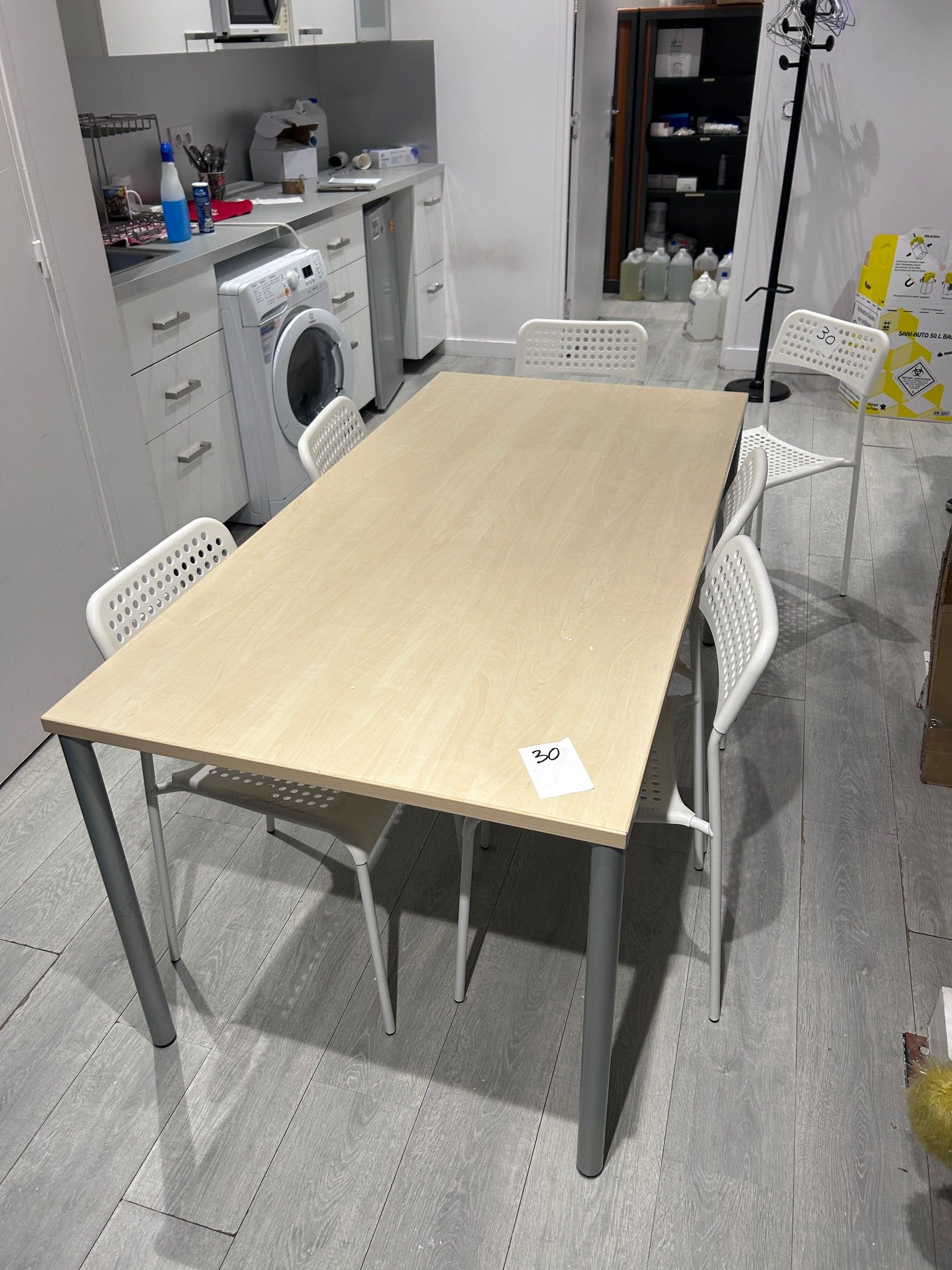 - 1 table rectangulaire en mélaminé imitation bois (à démont…