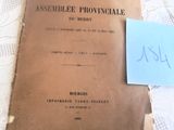 un vieux livre posé sur une table à côté d'une paire de ciseaux