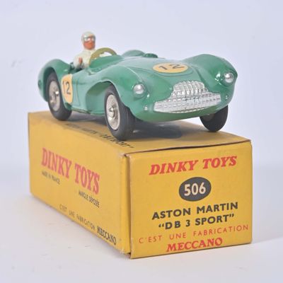 une voiture jouet posée sur une boîte
