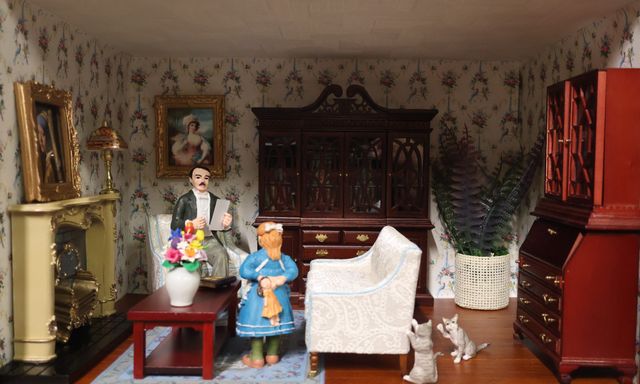 Diorama. Composition miniature, dans une vitrine en bois, vitre e...