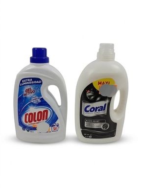 deux flacons de liquide et un flacon de liquide posés sur une surface blanche