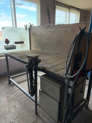 une photo d'un établi dans une pièce en cours de construction