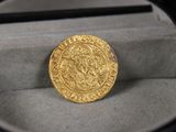 une image représentant une pièce d'or posée à l'intérieur d'une boîte