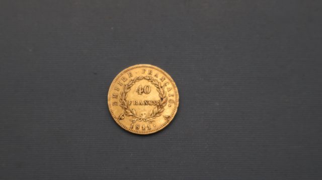 Une pièce de monnaie en or à valeur faciale de 40 francs Français...
