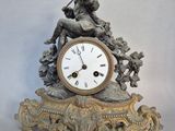 une horloge posée sur une table
