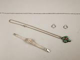 un assortiment de bijoux comprenant une montre, un bracelet et un autre bracelet