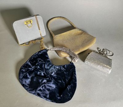 deux sacs à main et un sac en forme de sac à main posés sur une table