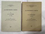 deux livres posés l'un à côté de l'autre sur une table