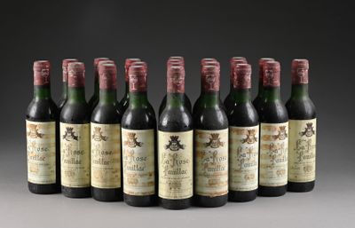 six bouteilles de vin sont alignées sur une table