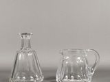 deux pichets en verre et une cruche en verre posés sur une table