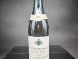 la bouteille de vin est posée sur une table noire