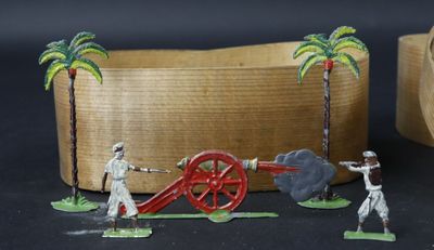 une boîte en bois sur laquelle sont posées quelques figurines