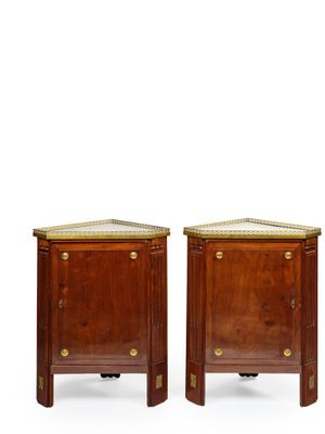 Paire d'encoignures en bois et placage d'acajou ouvrant par …