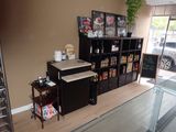 un magasin dont les rayons regorgent de bouteilles de vin