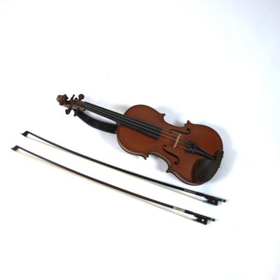 un violon posé sur une surface blanche