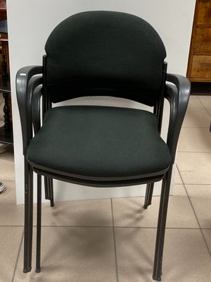 une chaise noire avec une assise noire et une chaise noire avec une assise noire et une chaise noire avec une assise noire et une chaise noire avec une assise noire